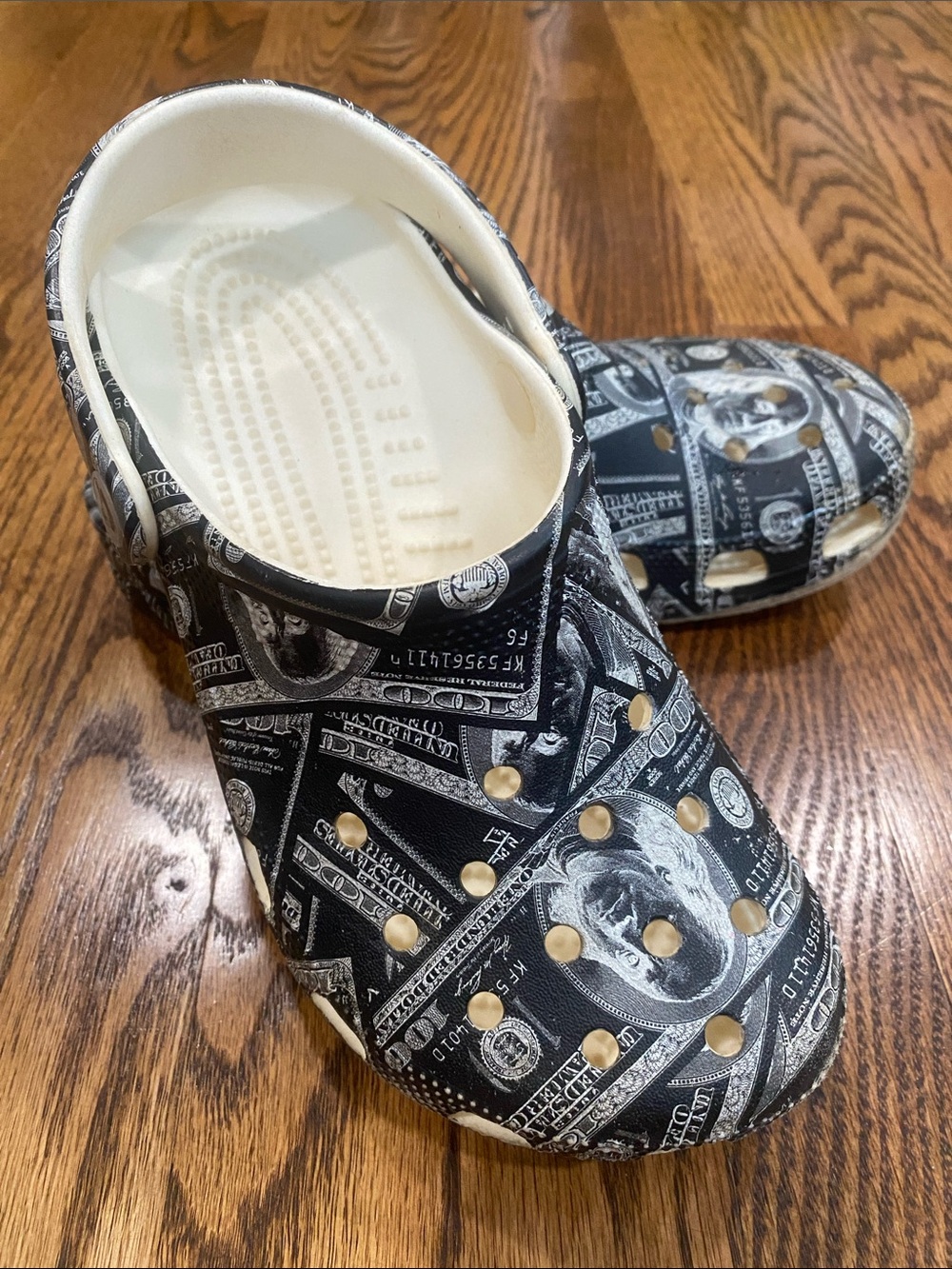 Crocs Kids' Classic Glow Money Clog, size 4. Excellent condition